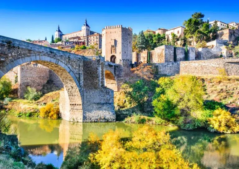 Puente de Alcántara bridge crossing the Tagus River, Toledo