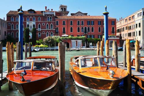 water taxis venice 500x333 1