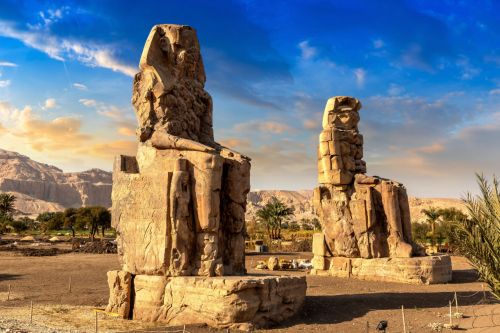 500 x 333 Colossi of Memnon