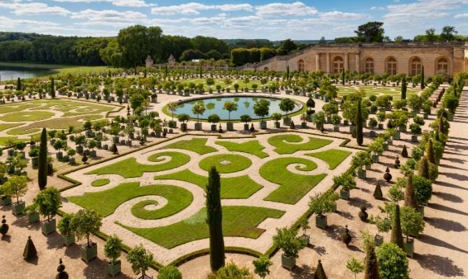 Palace of Versailles Gardens 670x400