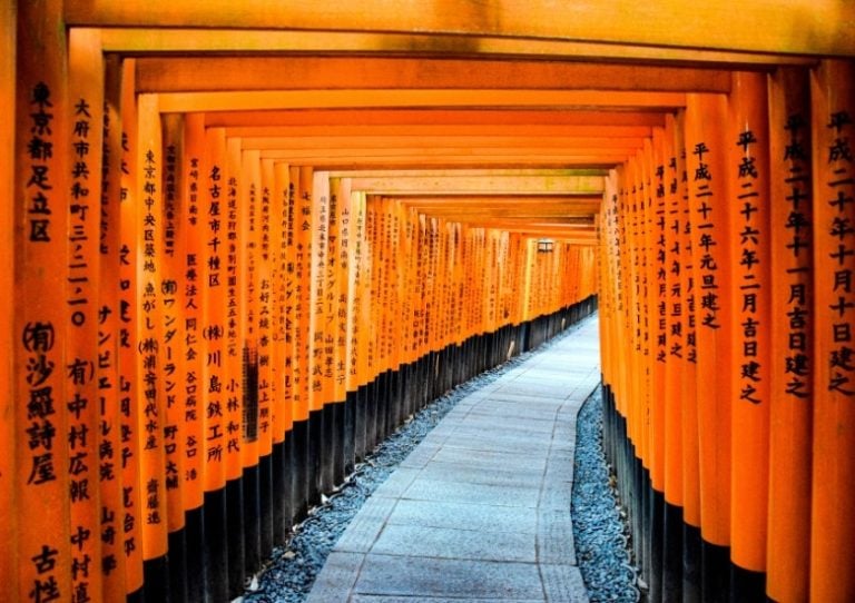 780 x 550 red torii gate Japan