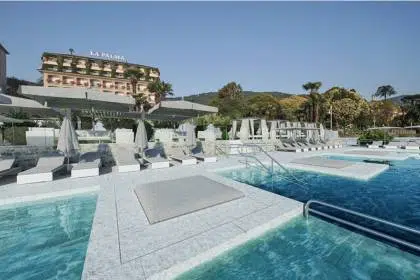 Hotel La Palma Hotel external view lake side pool (420 280)